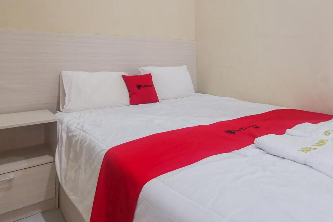 Reddoorz Near Pantai Pancer Door Pacitan Hotel Exterior foto